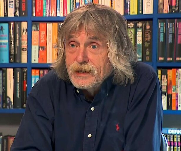 Johan Derksen kan niet wachten tot Vandaag Inside weer begint: 'Ik zit me hier op te vreten'