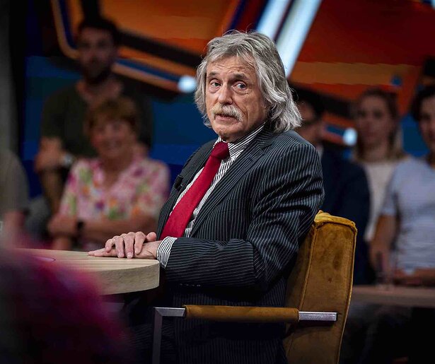 De TV van gisteren: De net geopereerde Johan Derksen zat toch bij VI en trok 965.000 kijkers