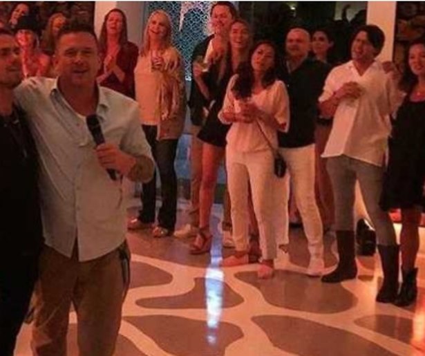 Huwelijksfeest Johnny de Mol begonnen