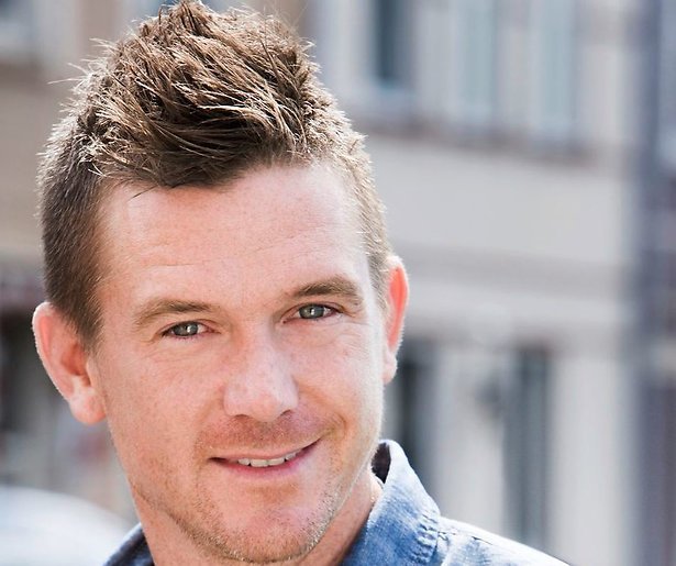 Johnny zingt zelf ook een liedje bij Vrienden van Amstel Live