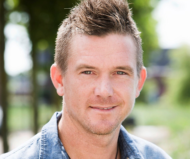 Johnny de Mol zet tattoo voor liefje Shima