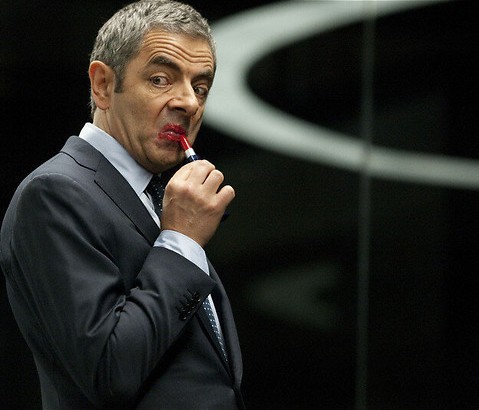 Rowan Atkinson stuntelt vrolijk verder