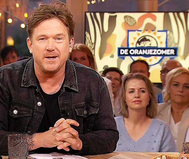 Angela de Jong zaagt de arme Johnny de Mol bij zijn enkels af