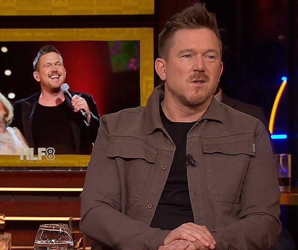 Johnny de Mol eert jarige Willeke Alberti in HLF8: 'Geen makkelijk jaar gehad'