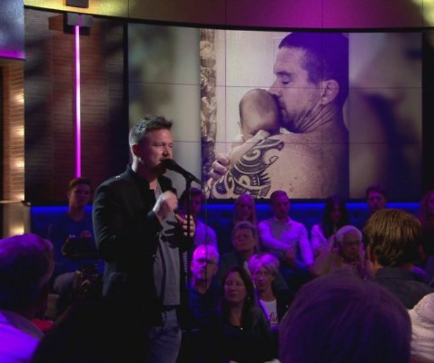 De TV van gisteren: Zingende Johnny de Mol in Pauw trekt 823.000 kijkers