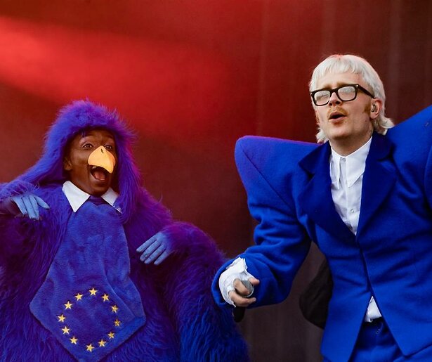 Joost Klein valt op met geëmotioneerd optreden op Pinkpop