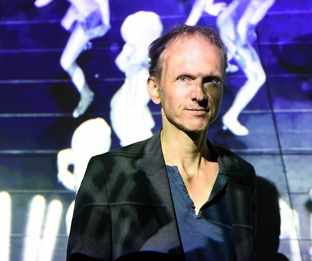 De euforische én destructieve kanten van het kapitalisme door Julian Rosefeldt