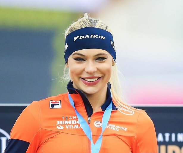 Twan Huys interviewt de veelbesproken schaatser Jutta Leerdam