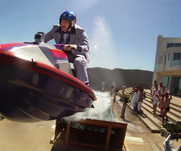 Johnny Knoxville schittert in Jackass 3D en raakte tand kwijt tijdens opnames
