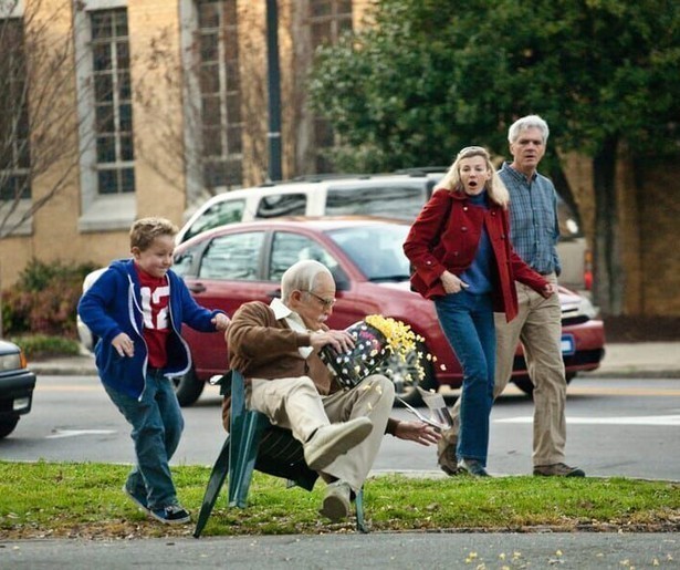 Johnny Knoxville is de schunnigste opa ooit in Jackass Presents: Bad Grandpa