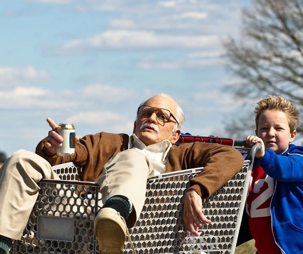 Johnny Knoxville is de schunnigste opa ooit in Jackass Presents: Bad Grandpa