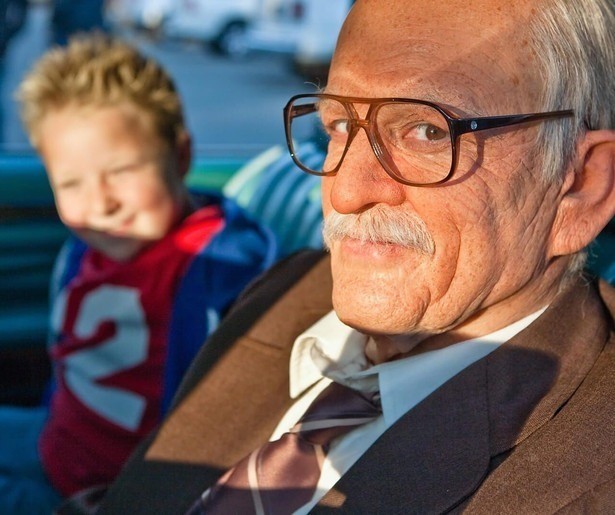 Johnny Knoxville is de schunnigste opa ooit in Jackass Presents: Bad Grandpa