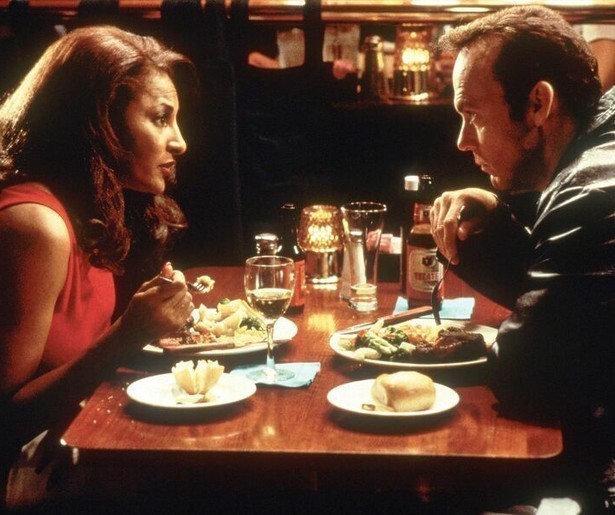 Pam Grier staat in Jackie Brown voor een dilemma: verraadt ze Samuel L. Jackson?