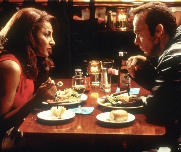 Pam Grier deelt de lakens uit in Jackie Brown