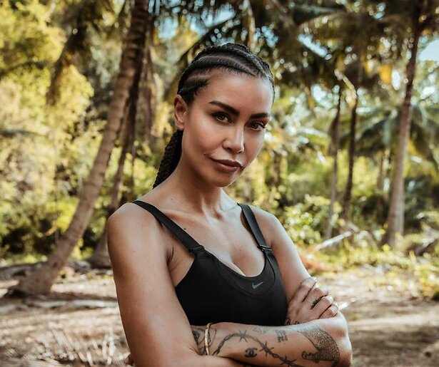 Jaimie Vaes reikt haar hand naar Eva Simons in Expeditie Robinson