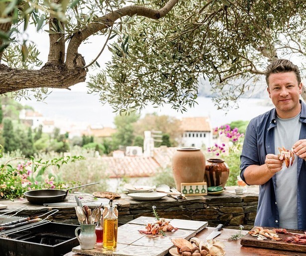Jamie Oliver tovert de lekkerste mediterrane gerechten op tafel in het nieuwe programma Jamie Cooks the Mediterranean