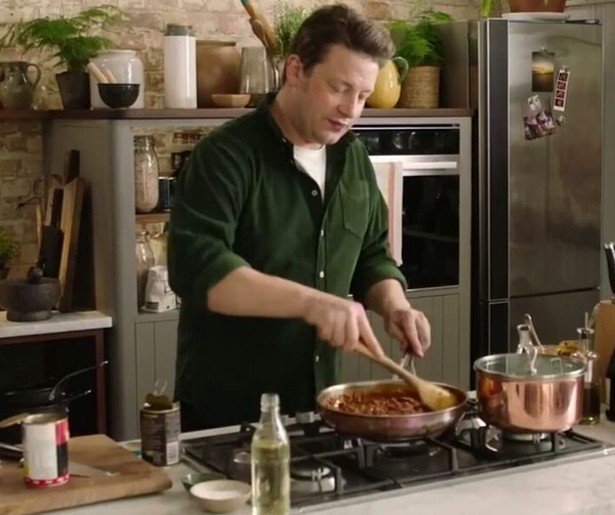 De keukenkastjeshit Jamie: Keep Cooking And Carry on is terug