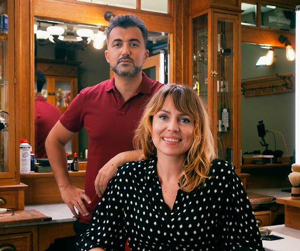 Zangeres Janne Schra maakt haar opwachting in De Geknipte Gast van Özcan Akyol