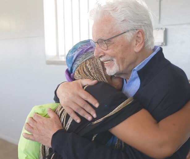 Jan Slagter deelt winterkleding uit in het Zuid-Afrikaanse Touwsrivier in MAX Maakt Mogelijk