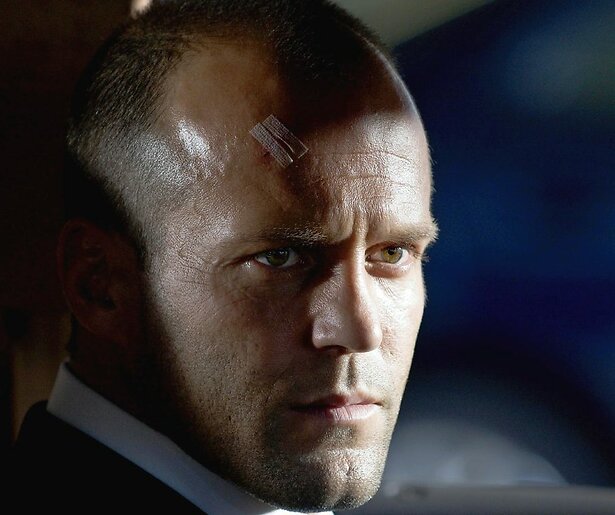 Jason Statham en de ontvoerde kleuter in Transporter 2