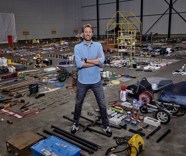 Viktor Brand helpt een handje in Je Huis Op Orde