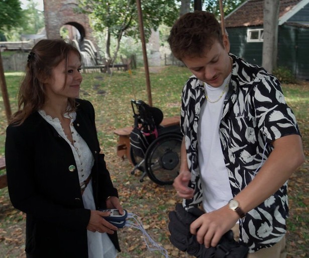 Dewi laat haar bijzondere schildertalent zien in Je Zal het Maar Hebben