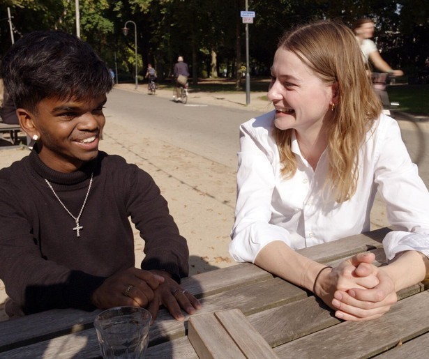 Emma Wortelboer krijgt in Je Zal het Maar Hebben een inkijkje in het leven van Nune die dwerggroei heeft
