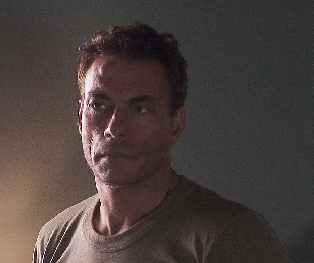 Jean-Claude Van Damme moet iedereen beschermen tegen Viv Leacock in The Hard Corps