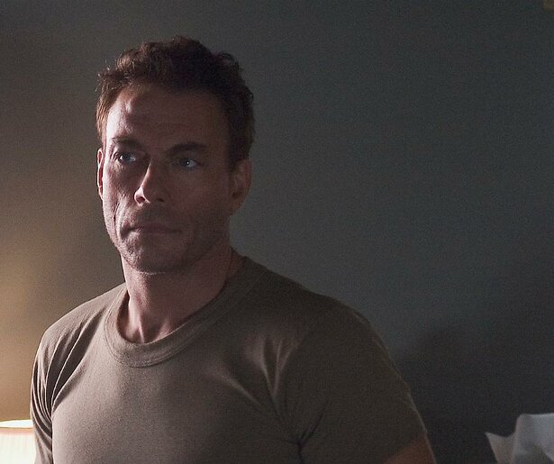 Jean-Claude Van Damme biedt een bokser bescherming in The Hard Corps