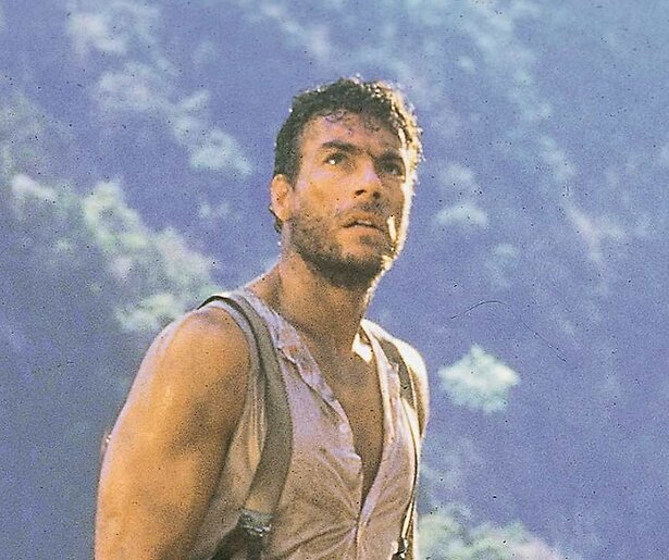 Jean-Claude Van Damme raakt verzeild in een vechttoernooi in The Quest