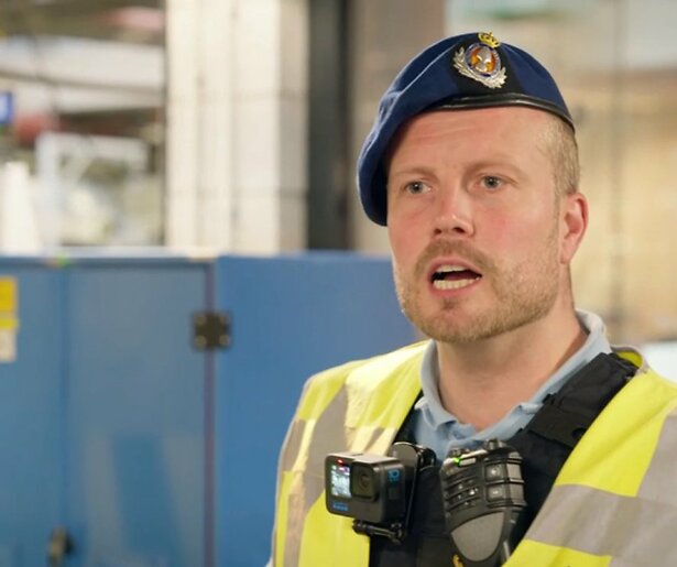 Marechaussee Jeffrey wantrouwt de boel in herhaling Schiphol Airport