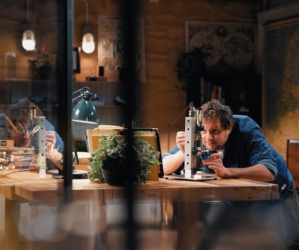 Diederik Jekel brengt een ode aan natuurkundige Caroline Bleeker in Jekels Jacht