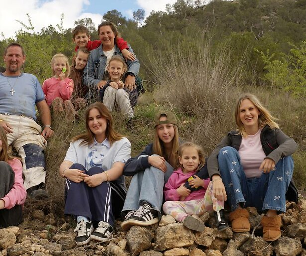 Zorgen bij de familie Jelies: Dochter Albertine moet onder het mes