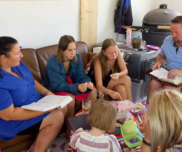 Kijkers genieten van verrassing voor Aida in Een huis vol emigreert