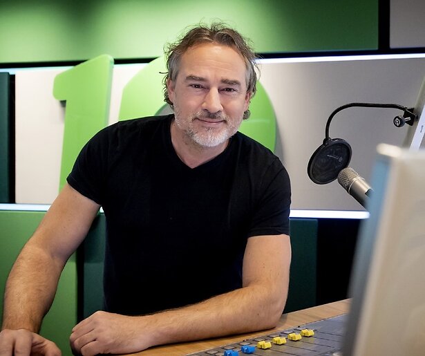 Jeroen Nieuwenhuize hint op presentatieklus bij populair muziekprogramma op SBS6