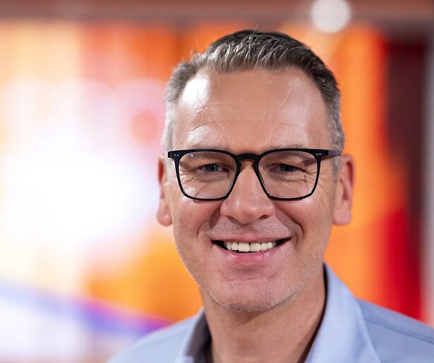 Jeroen Stomphorst doet dagelijks verslag in NOS De Avondetappe: Tour de Femmes op NPO 1