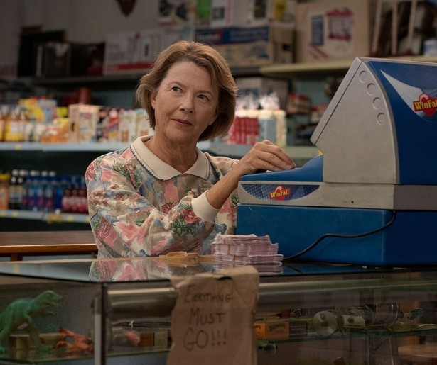 Bryan Cranston en Annette Benning winnen steeds de loterij in Jerry & Marge Go Large