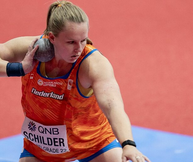 Kogelstootster Jessica Schilder pakt haar kans tijdens WK Atletiek