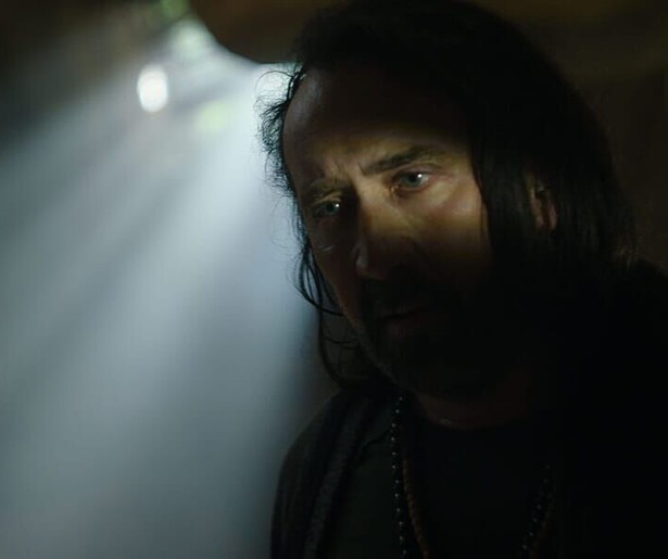 Jiu jitsu-krijger Nicolas Cage moet een buitenlaardse invasie voorkomen