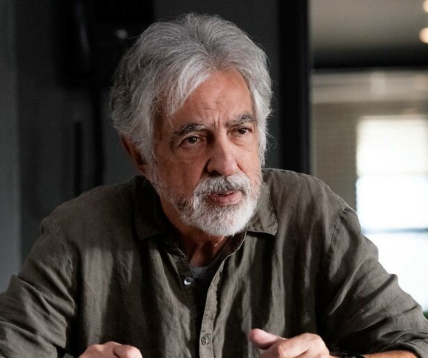 Joe Mantegna moet bedelen bij Kirsten Vangsness in Criminal Minds