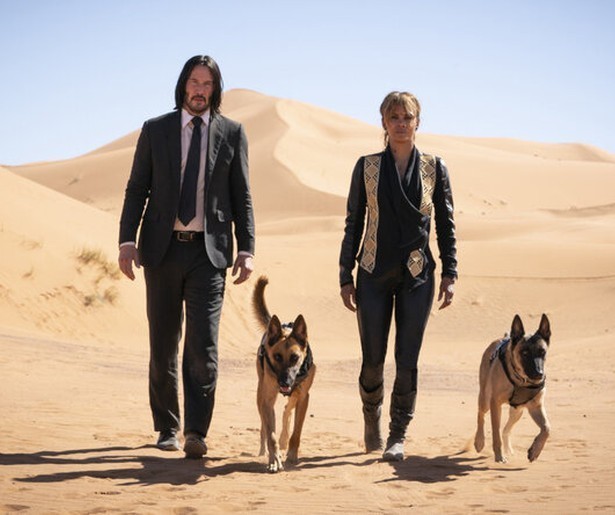 Keanu Reeves knokt door