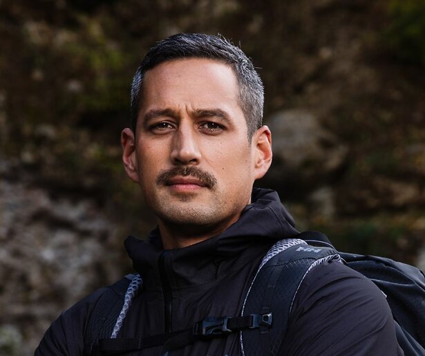 John Sohilait daagt de overgebleven deelnemers uit in het slot van No Way Back VIPS