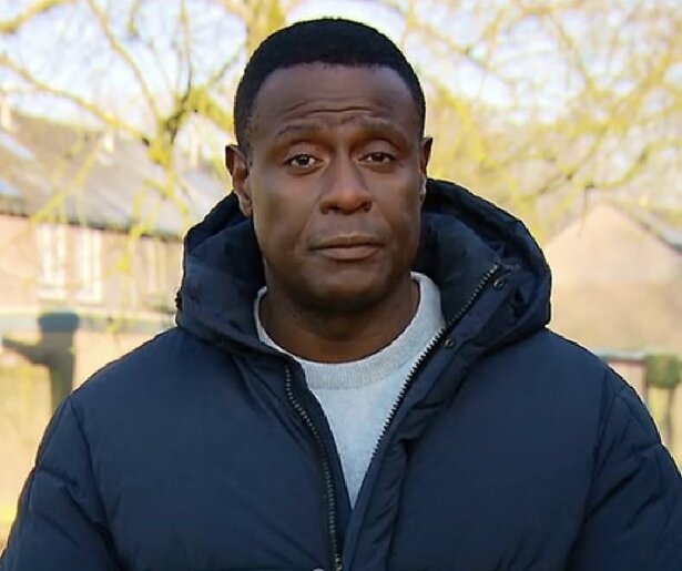 John Williams treft in Help, Mijn Man Is Klusser! een stel dat kookt in de badkamer