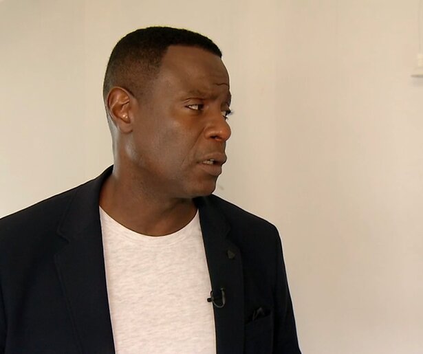 De woonwagen van Caroliene en Giel is een bouwval in Help, Mijn Man is Klusser! 