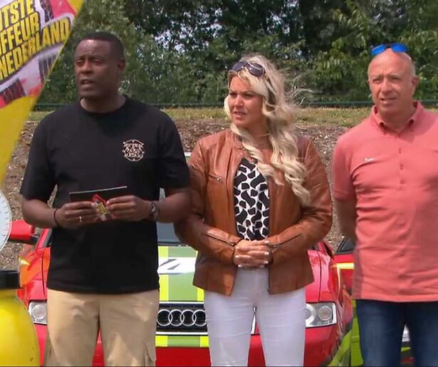 De laatste vijf deelnemers van De Slechtste Chauffeur van Nederland rijden door het duister