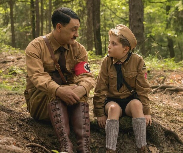 Roman Griffin Davis praat met een bijzondere denkbeeldige vriend in Jojo Rabbit