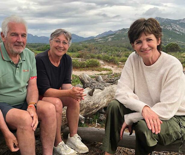 De We Zijn Er Bijna!-karavaan reist door naar de havenstad Calvi op Corsica