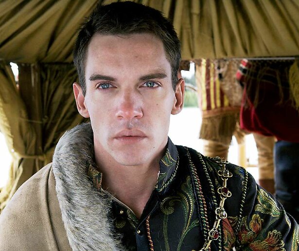Jonathan Rhys Meyers is zeker niet blij in nieuwe aflevering The Tudors