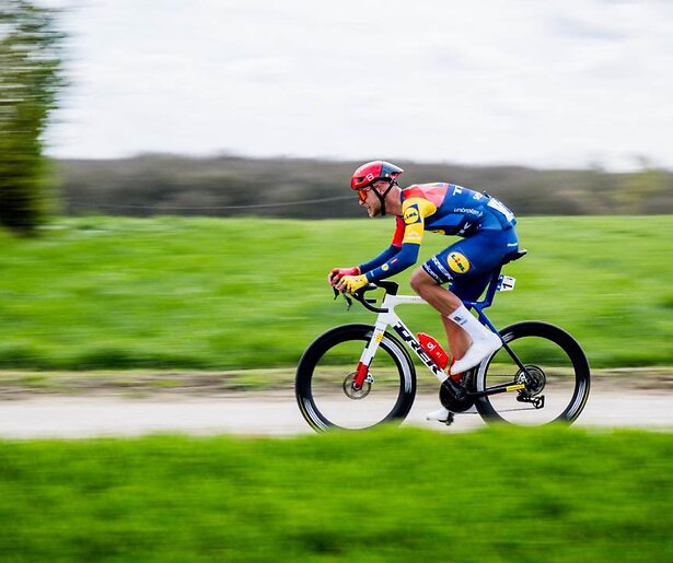 Jonathan Milan en zijn concurrenten bereiken Napels tijdens de Giro d'Italia