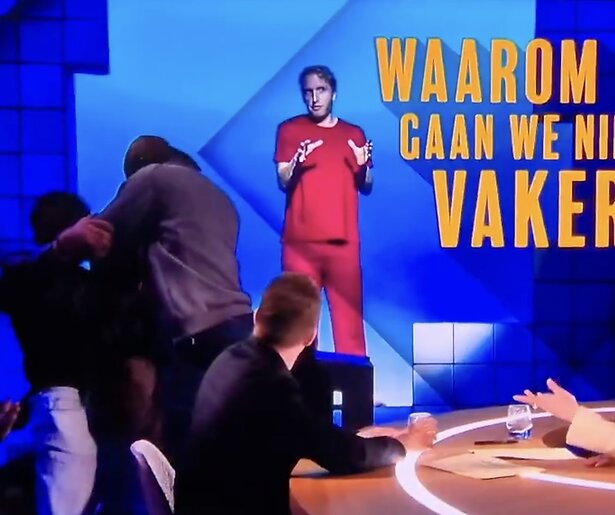 Beveiliging duwt jongens uit studio Eva: 'Zijn dit die gasten van Joling?'
